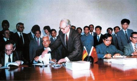 (前排右二),李光荣(前排右一)与德国大众签订3万辆轿车技术转让协议
